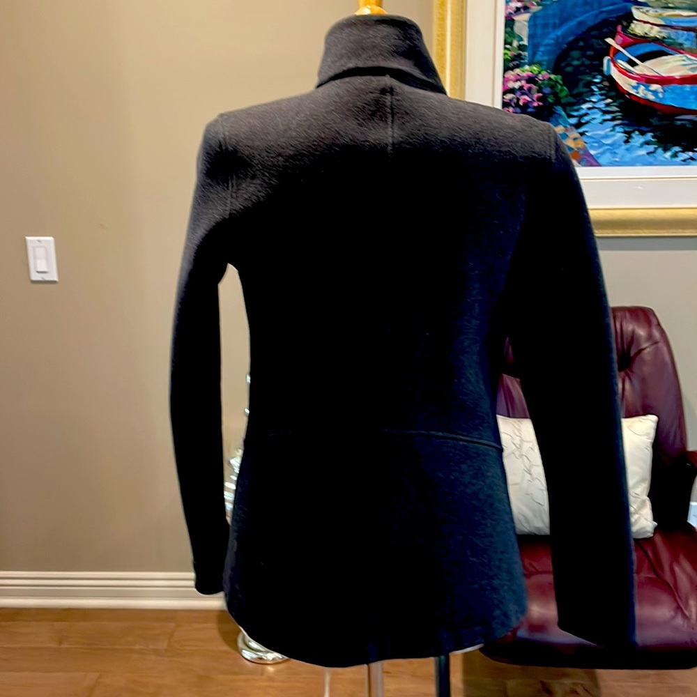 Lululemon gray zip up jacket. 2 outside hip pockets 2 deep inside pockets - Picture 4 of 5